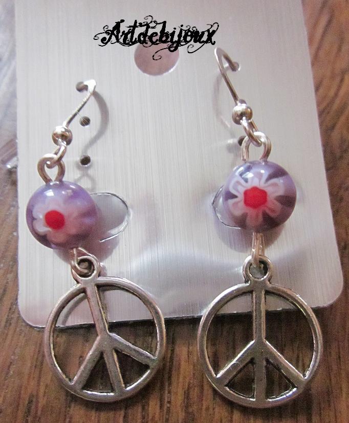 Boucles d'oreilles peaces and love fantaisies + perles mauve fleur
